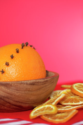 Oranges with cloves and orange slices